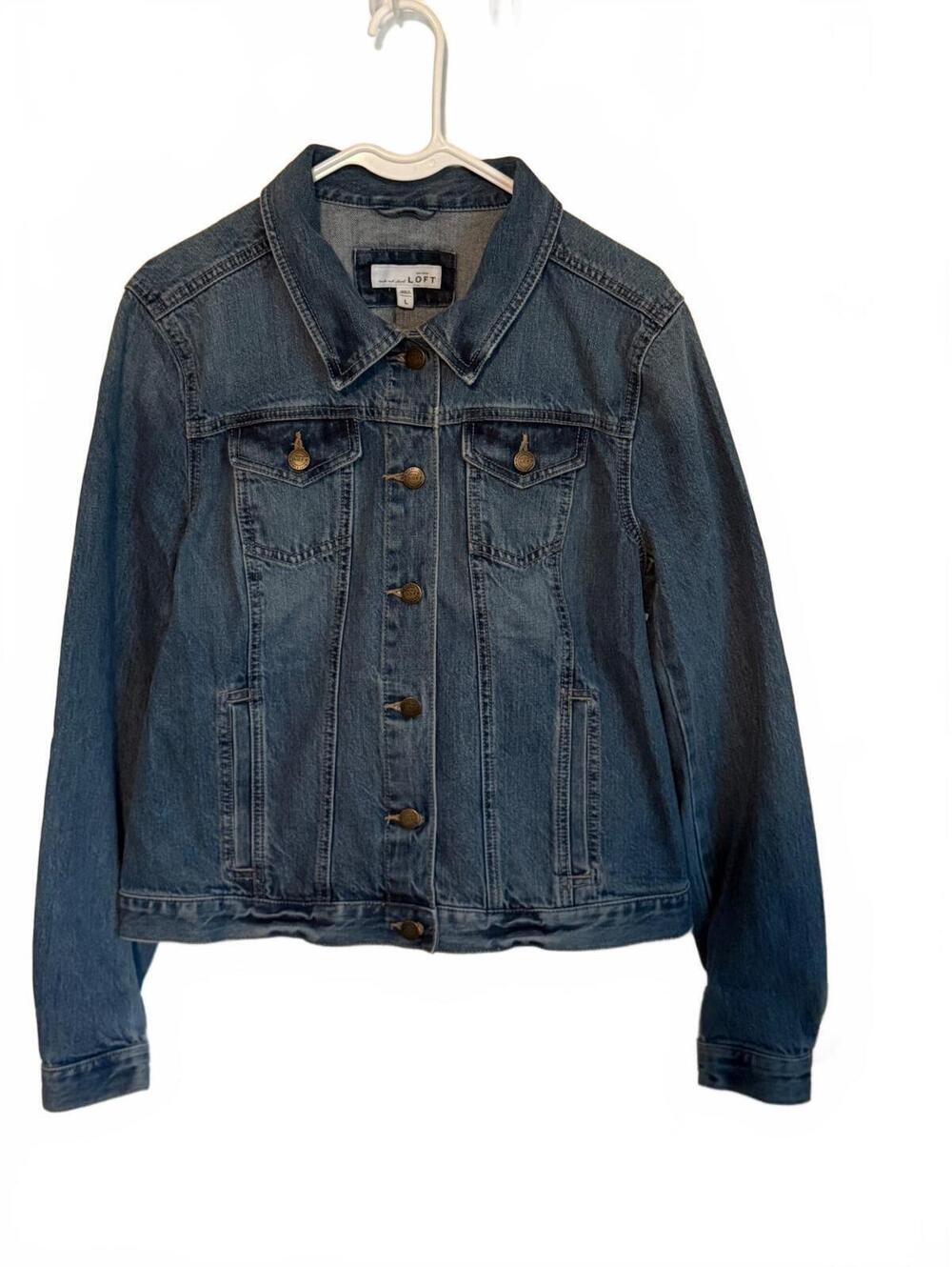 LOFT Classic Denim Jacket in Medium Blue, Size Large